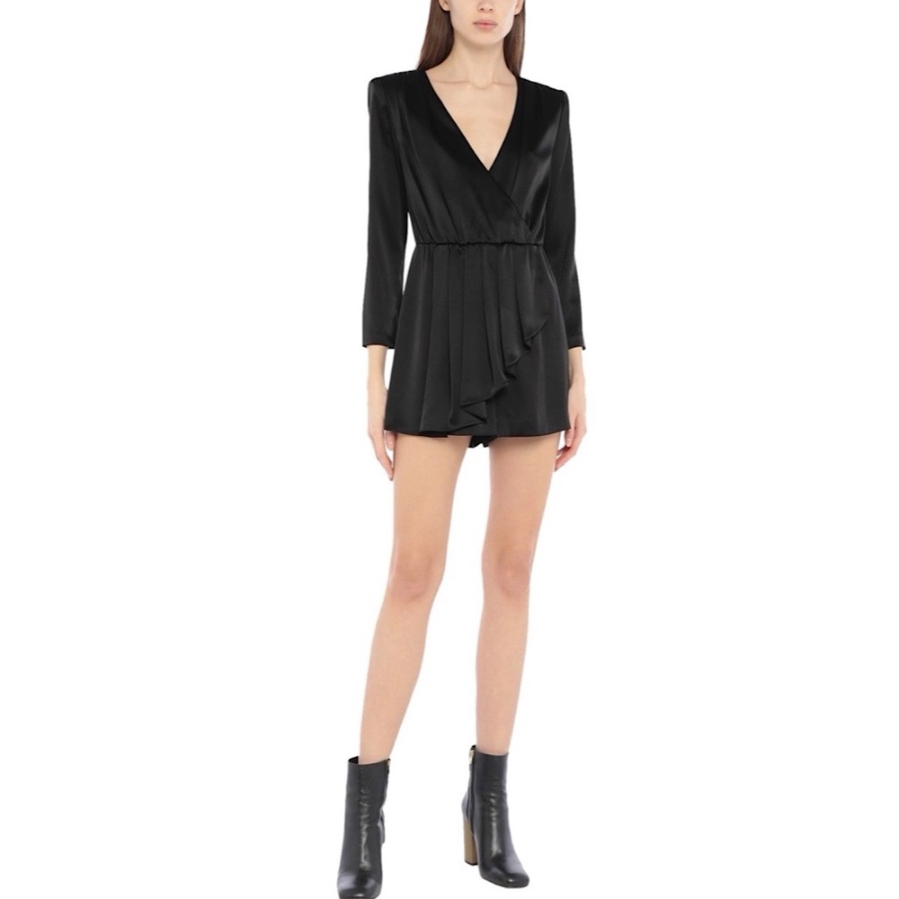 Alice & Olivia V-Neck Romper in black –– NWT